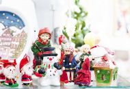 Weihnachtliche Dekoartikel werden das ganze Jahr über gespendet und in der passenden Zeit ausgestellt.