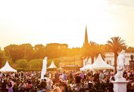 Atmosphärisch: Mehr als 11.000 Besucher sind live vor Ort, viele sogar mit Picknickkorb. Bei klarer Sicht kann die ganze Stadt zuschauen, wenn das Feuerwerk den Himmel bunt erhellt.