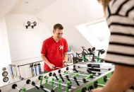 Spaß beim Krökeln mit Freunden zuhause.