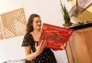 
                                  Ronja betrachtet eine Vinyl-Schallplatte