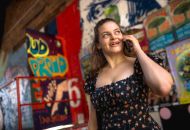 
                                  Immer am arbeiten: Ronja telefoniert auf dem Fotoshooting