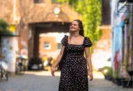 
                                  Ronja spaziert auf dem Faust-Gelände