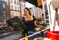 
                                  Ronja stöbert nach Vinyl-Platten beim Farrlandkiosk in Linden-Nord