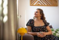 
                                  Ronja sitzt auf ihrem Sofa und schaut zum Fenster heraus