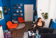 
                                  Ronja arbeitet am Schreibtisch, in ihrem kleinen Büro