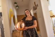 
                                  Ronja steht mit Disco-Kugel im Flur