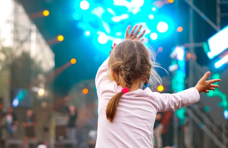 Kind sitzt auf Schulter beim Quartierfest in Kronsrode