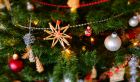 Nahaufnahme von Weihnachtsdekoration, die am Baum hängt