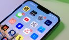Nahaufnahme eines Smartphone-Bildschirms, der beliebte Apps zeigt.
