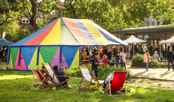 Das bunte Zelt auf den Jahnplatz-Fest fällt auf