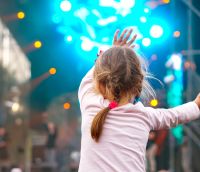 Kind sitzt auf Schulter beim Quartierfest in Kronsrode