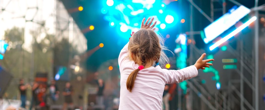 
                  Kind sitzt auf Schulter beim Quartierfest in Kronsrode