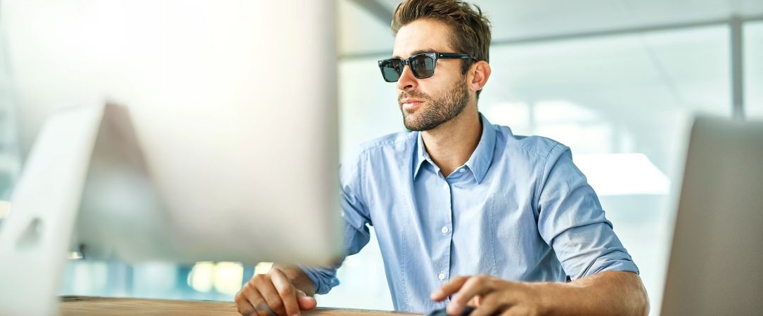 
                  betrügerischer Mann vor PC